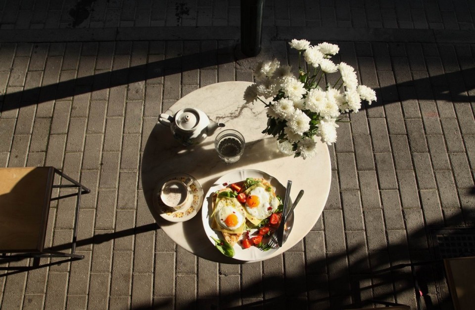 Κουλάκι με δύο αβγά μάτια και ρόκα