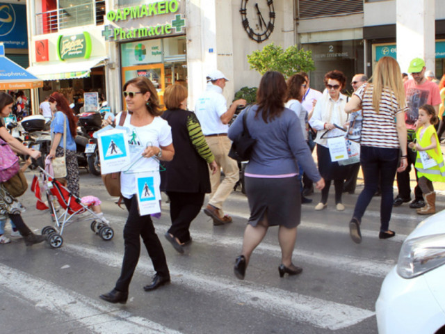 «Μαμάδες στον δρόμο» για ελεύθερα πεζοδρόμια