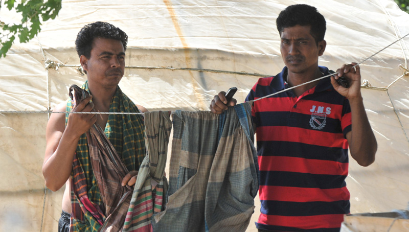 Αλλοδαποί εργάτες φράουλας  στα καταλύματα τους, στη Μανωλάδα Ηλείας, Πέμπτη 18 Απριλίου 2013. Σύμφωνα με πληροφορίες, περίπου 200 αλλοδαποί εργάτες στις καλλιέργειες φράουλας, κυρίως από το Μπαγκλαντές, πραγματοποίησαν στην περιοχή της Μανωλάδας συγκέντρωση διαμαρτυρίας, προκειμένου να διεκδικήσουν δεδουλευμένα έξι μηνών. Ένας από τους εκπροσώπους του εργοδότη άρχισε να πυροβολεί εναντίον τους με αποτέλεσμα να τραυματιστούν 28 άτομα. Σύμφωνα με πληροφορίες, η Αστυνομία έχει συλλάβει τον ιδιοκτήτη της έκτασης και συνεχίζει τις έρευνες για τον εντοπισμό των τριών Ελλήνων. ΑΠΕ-ΜΠΕ/ΑΠΕ-ΜΠΕ/ΓΙΩΤΑ ΚΟΡΜΠΑΚΗ