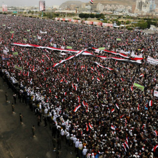 Υεμένη: Τεράστια διαδήλωση 2 χρόνια μετά την επέμβαση του σουνίτικού συνασπισμού