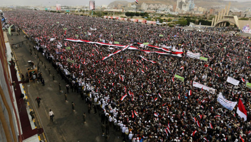 Υεμένη: Τεράστια διαδήλωση 2 χρόνια μετά την επέμβαση του σουνίτικού συνασπισμού