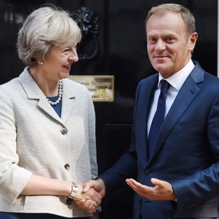 Στο Λονδίνο συναντούνται σήμερα Τουσκ και Μέι