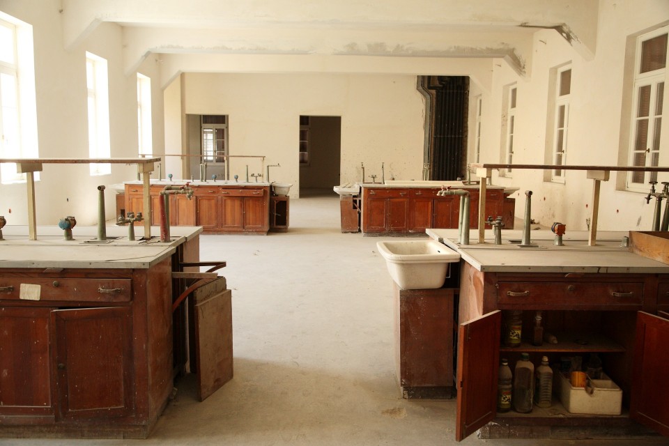 The relocation of the library of the Law School of the University of Athens at the old Chemical Laboratory Building, Athens, Greece, April 2017 / Ç ìåôåãêáôÜóôáóç ôçò âéâëéïèÞêçò ôçò íïìéêÞò ó÷ïëÞò ôïõ Ðáíåðéóôçìßïõ Áèçíþí, óôï êôßñéï ôïõ ðáëáéïý ×çìåßïõ, ÁèÞíá, Áðñßëéïò 2017