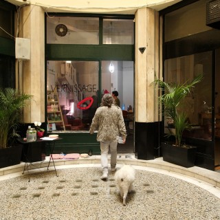 Σε μια στοά του αθηναϊκού κέντρου χτενίζεσαι συζητώντας για τέχνη