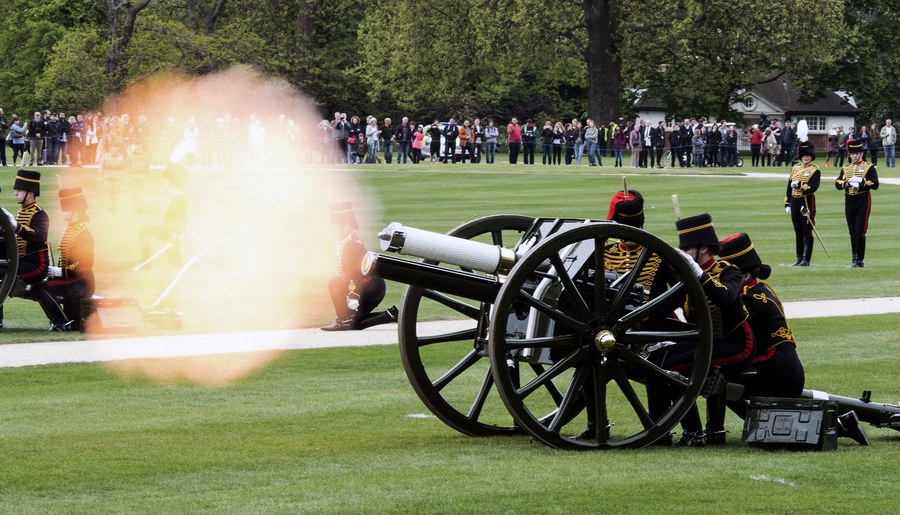 epa05919056 Members of the King's Troop Royal Horse Artillery stage a 41 Gun Royal Salute, in Hyde Park, Central London, Britain, 21 April 2017. The salute marks Queen Elizabeth II's 91st birthday.  EPA/WILL OLIVER