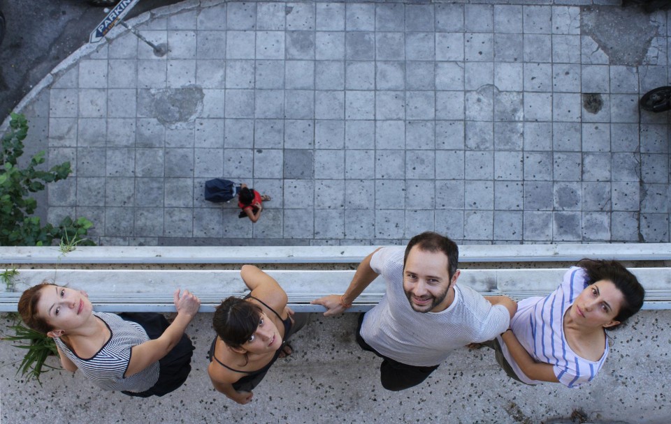 Η ομάδα του αρχιτεκτονικού γραφείου Hiboux. Από τα αριστερά προς τα δεξιά, η Μαρία Μαρία Τσιγάρα, η Σοφία Ντώνα, ο Δημήτρης Θεοδωρόπουλος και η  Mαριάννα Ξυνταράκη.