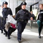 25 συλλήψεις ακολούθησαν την καθιστική διαμαρτυρία στο λόμπι του Πύργου Τραμπ