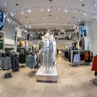 Η H&M εγκαινίασε το πρώτο της κατάστημα στην Αγία Παρασκευή