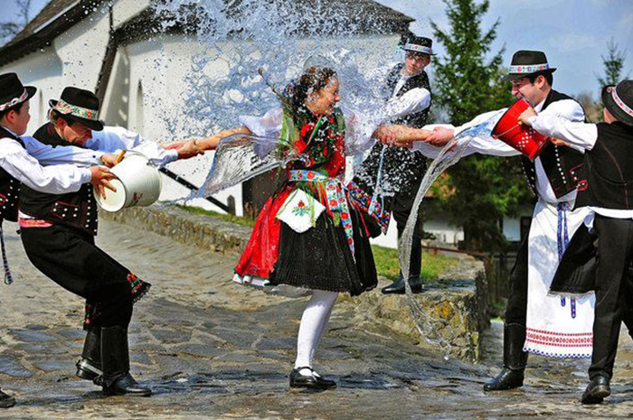 Expat-Press-Inter-Relocation-Expat-Support-easter-traditions-in-Hungary-sprinkling