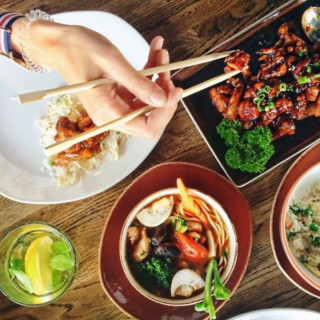 Πώς να μην παίρνετε κιλά όταν τρώτε έξω