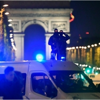 Χειρόγραφο μήνυμα υπέρ του ISIS βρέθηκε κοντά στο πτώμα του δράστη της επίθεσης στο Παρίσι