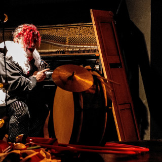 Βικτώρ, ή τα Παιδιά στην Εξουσία: μια παρά φύσιν έξυπνη μουσική σάτιρα