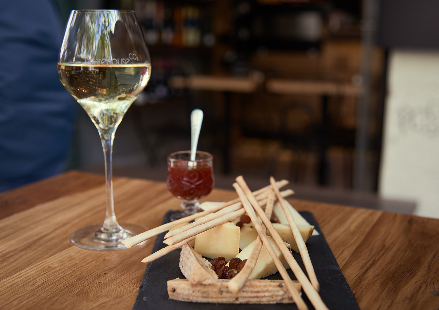 Μια ποικιλία από εξαιρετικά τυριά συνοδεύει άψογα ένα αφρώδες κρασί 