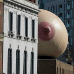 Τι δουλειά έχει ένας γιγάντιος μαστός στο Λονδίνο;