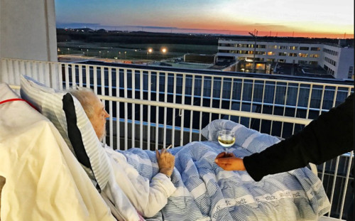 Συγκίνηση προκαλεί ασθενής που πίνει το κρασί του μπροστά στο ηλιοβασίλεμα, πριν φύγει απ’τη ζωή