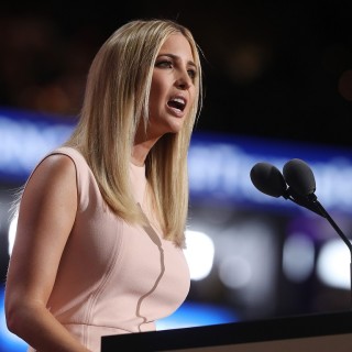 Τι κάνει η Ιβάνκα Τραμπ δίπλα σε έναν Βορειοκορεάτη αξιωματούχο;