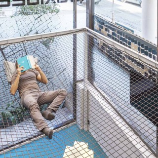 Υπάρχει ένα γραφείο στην Αθήνα που οι εργαζόμενοι κάνουν διάλειμμα αιωρούμενοι σε ένα τεράστιο δίχτυ…