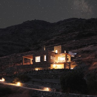 Μια κατοικία στην Τζια μοιάζει σαν να γεννήθηκε από τον βράχο