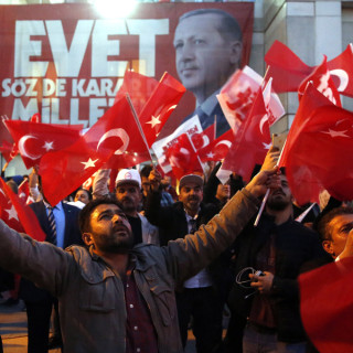 Αντιδράσεις για Τουρκία: «Από μια ασθενική δημοκρατία σε μια αναδυόμενη δεσποτεία»