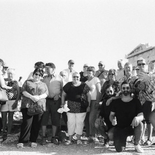 Οι Amateurboyz στην Ομόνοια κρύβονται μέσα στο πλήθος και το παρακολουθούν ανενόχλητοι