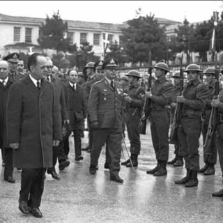 Spiegel: «Όταν η δημοκρατία πέθανε στην κοιτίδα της»