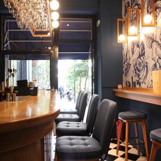 Αν ξεχάσατε την πλατεία Καρύτση, θα την ξαναθυμηθείτε με το Blue Rose