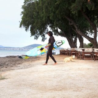 Nissakia: Burgers, surfers και αυστραλέζικος εξωτισμός στην παραλία της Λούτσας