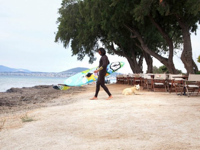 Nissakia: Burgers, surfers και αυστραλέζικος εξωτισμός στην παραλία της Λούτσας