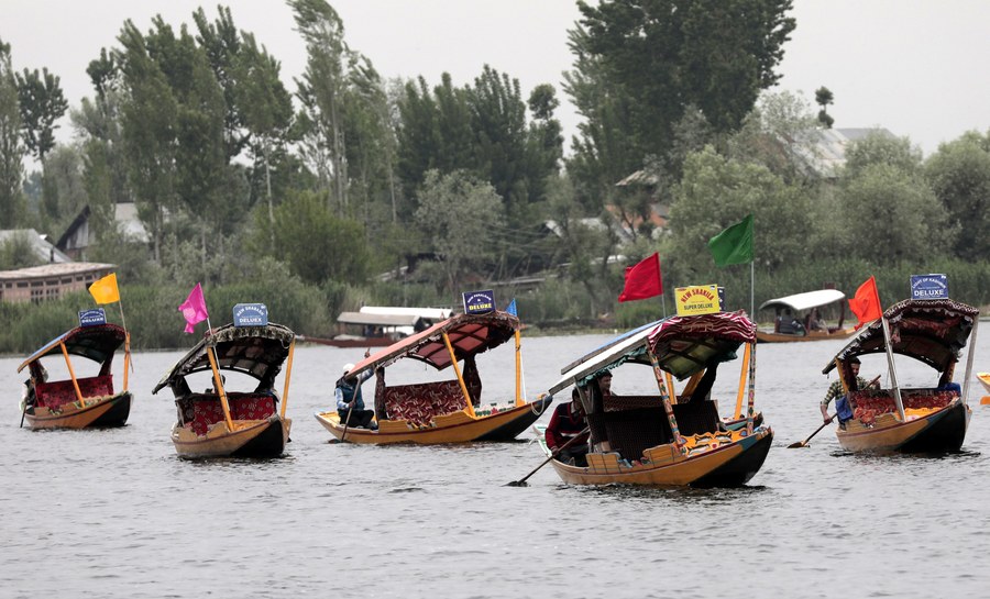 epa05940198 Kashmiri men row their boats during a Shikara (boat) Festival at Dal Lake in Srinagar, the summer capital of Indian Kashmir, 02 May 2017. The Shikara festival was organized by Jammu and Kashmir Tourism Department to promote tourism and attract the tourists to Kashmir.  EPA/FAROOQ KHAN