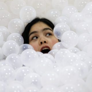 Βουτιά σε πισίνα με μπάλες στην Ταϊλάνδη