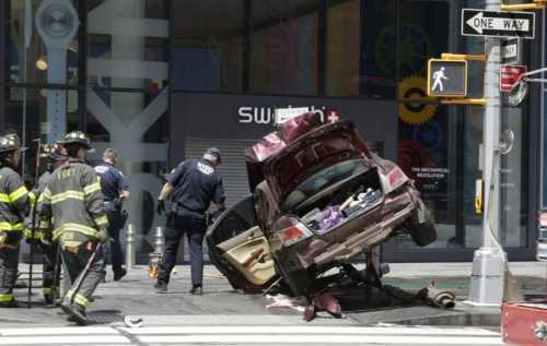 Αυτοκίνητο βγήκε εκτός ελέγχου στην Times Square