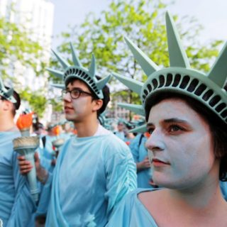 Διαμαρτυρόμενοι ντυμένοι ως Αγάλματα της Ελευθερίας