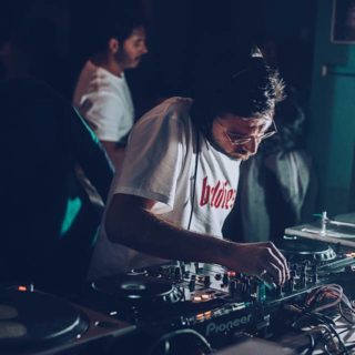 Ο Jiles John διαλέγει δίσκους λίγο πριν τα πέμπτα γενέθλια του Street Outdoors