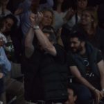 Απρεπείς χειρονομίες Καμμένου σε οπαδούς κατά τη διάρκεια αγώνα πόλο γυναικών