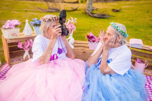 Δυο Βραζιλιάνες έκλεισαν τα 100 και γιορτάζουν με μια πανέμορφη φωτογράφιση