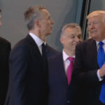 Ο «διακριτικός» Ντόναλντ Τραμπ σπρώχνει Ευρωπαίο πρωθυπουργό για να μπει μπροστά (βίντεο)