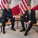 Η διπλωματία της… χειραψίας μεταξύ του Τραμπ και Μακρόν