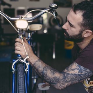 Σε ένα βουλκανιζατέρ του Υμηττού τα ποδήλατα των παιδικών μας χρόνων γίνονται σαν καινούρια