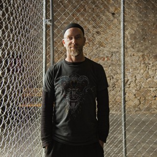 Brett Bailey: «Αν μου ζητούσαν να σκηνοθετήσω το “Mamma Mia”, θα έβρισκα πολιτική διάσταση να του βάλω»