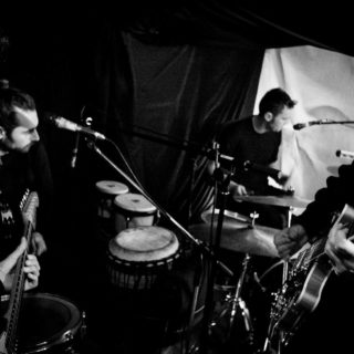 Ανεβάστε την ένταση. Καθίστε αναπαυτικά. Ακούστε το ντεμπούτο των Ω RAY. Μας ευχαριστείτε μετά.