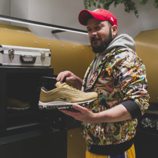 Ποιός έκλεψε τα χρυσά Nike Air Max 97;