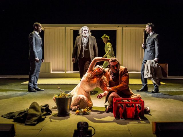 Declan Donnellan: «Αγαπώ τους Έλληνες επειδή κατανοούν το παράλογο»