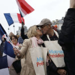 Χιλιάδες κόσμου ξεχύθηκαν στους δρόμους  του Παρισιού, χτες  για να γιορτάσουν την νίκη τους Εμανουέλ Μακρόν