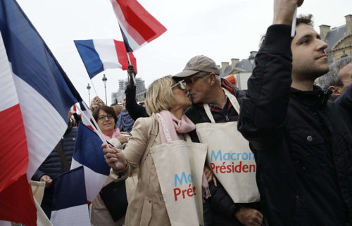 Χιλιάδες κόσμου ξεχύθηκαν στους δρόμους  του Παρισιού, χτες  για να γιορτάσουν την νίκη τους Εμανουέλ Μακρόν