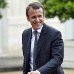 Ο σκύλος του Εμμανουέλ Μακρόν έκανε την ανάγκη on camera σε τζάκι στα Ηλύσια Πεδία (βίντεο)