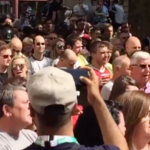 To πλήθος τραγουδά «Don’t Look Back in Anger» για τα θύματα της έκρηξης στο Μάντσεστερ