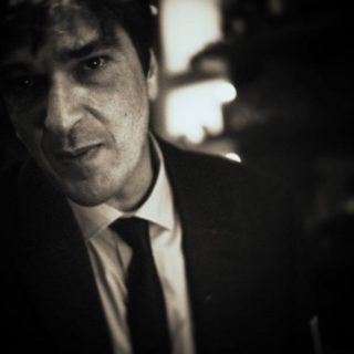 O Γιάννης Αντιόχου προσπαθεί να μιμηθεί τον Ουίλιαμ Λι από το «Γυμνό Γεύμα» του Μπάροουζ