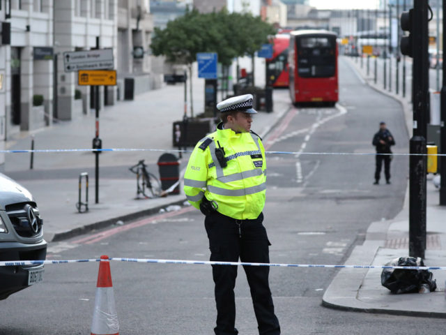 Λονδίνο: Διώροφο λεωφορείο έπεσε πάνω σε κατάστημα