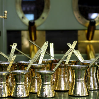 Καφέδες με βαριά ιστορία και θρυλικό καϊμάκι από την Οδό Αθηνάς και το Καφεκοπτείο ΜΟΚΚΑ