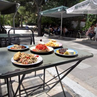 Το ουζερί της Δεξαμενής είναι πάντα το «μπαλκόνι του Κολωνακίου»